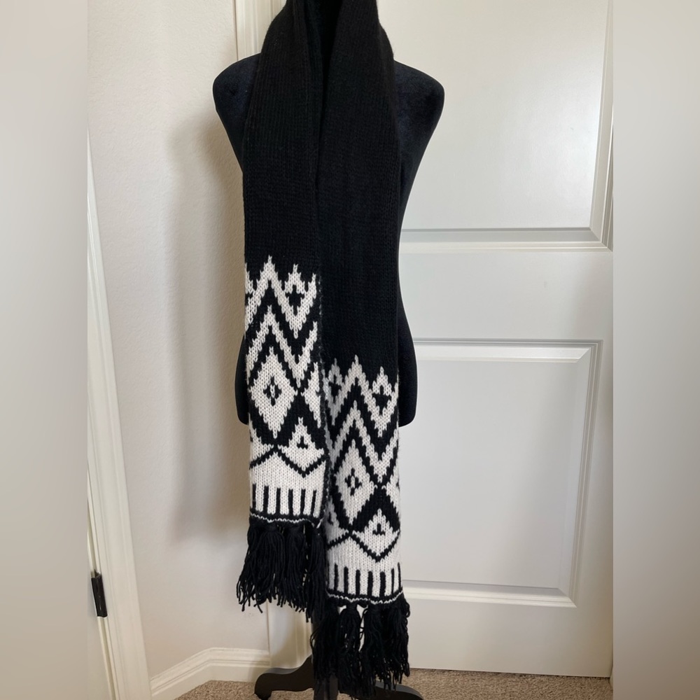 Old navy black & white geometric shape knit scarf